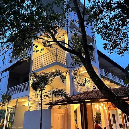 Hotel Fourteen Pods By The Sea Morjim Esterno foto