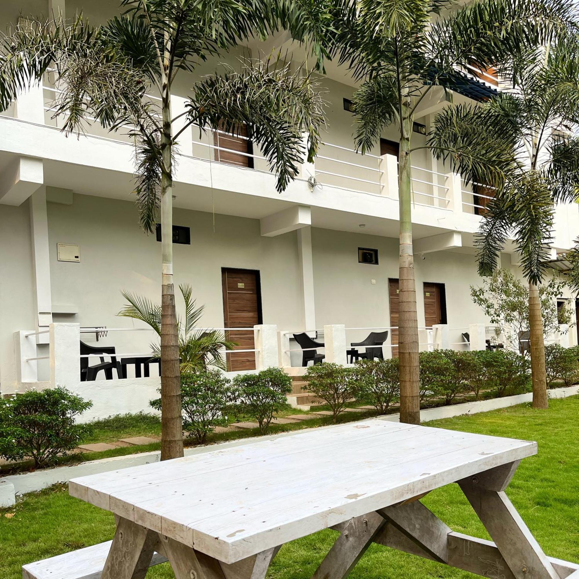 Hotel Fourteen Pods By The Sea Morjim Esterno foto